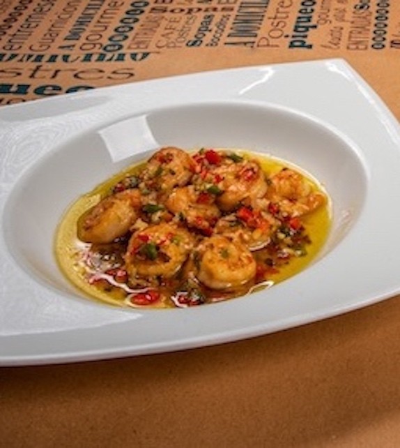 Ajillo de camarón con arroz y patacones