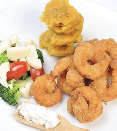 Camarones apanados papas fritas y ensalada