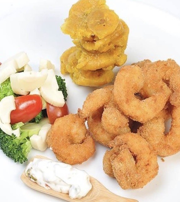 Camarones apanados papas fritas y ensalada