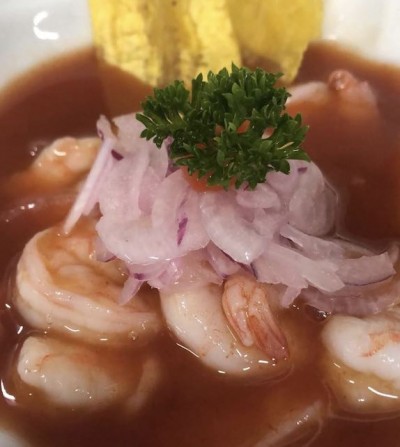 Cebiche de camarón estilo serrano en jugo rojo