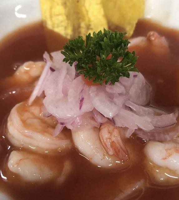 Cebiche de camarón estilo serrano en jugo rojo