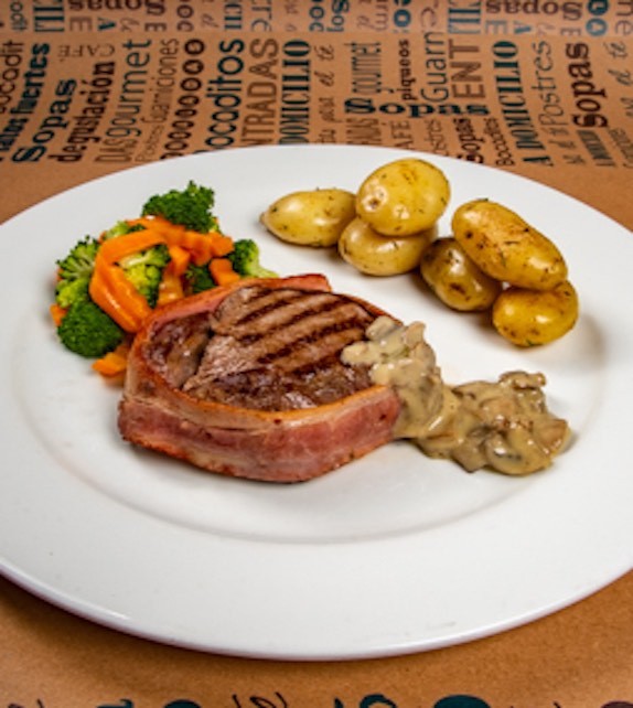 Filet Mignon con papas salteadas y ensalada