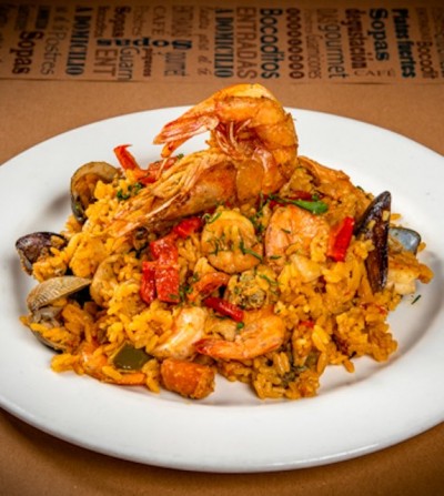 Paella de mariscos y pollo con langostinos